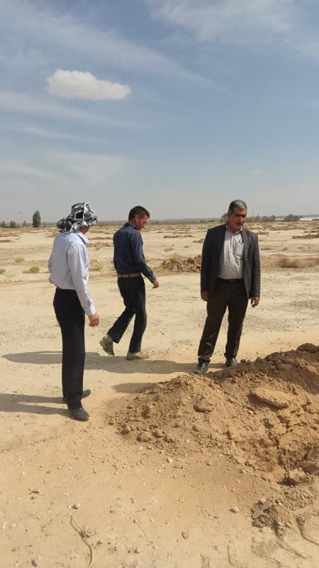 بازدید رئیس اداره منابع طبیعی و آبخیزداری شهرستان خاتم از عملیات اجرایی کاشت نهال در منطقه حسن قرایی