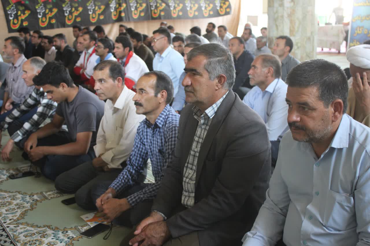 به مناسبت گراميداشت هفته دولت رئیس اداره منابع طبیعی و آبخیزداری شهرستان به اتفاق تعدادی از کارشناسان این اداره ضمن شرکت در آیین عبادی و سیاسی نماز جمعه این هفته با برپایی میز خدمت به صورت چهره به چهره پاسخگوی سؤالات و مشکلات مردم بودند. رئیس اداره منابع طبیعی و آبخیزداری همچنین به همین مناسبت قبل از برپایی نماز جمعه به اتفاق فرماندار شهرستان،بخشدار مرکزی و تعدادی از مسئولین استانی و شهرستانی ضمن حضور در دفتر امام جمعه هرات با ایشان دیدار و یاد و خاطره شهیدان رجایی و باهنر و شهدای دولت را گرامیداشتند.