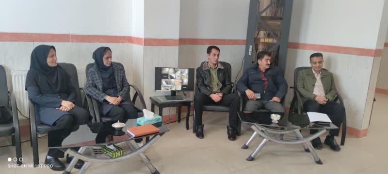 بازدید رئیس اداره منابع طبیعی و آبخیزداری شهرستان خاتم از چند مدرسه در شهرستان